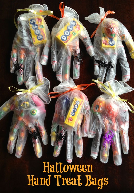 halloween-trick-or-treat-hand-shaped-treat-bags